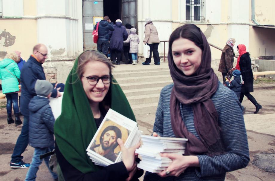 Раздача книг в рамках акции  