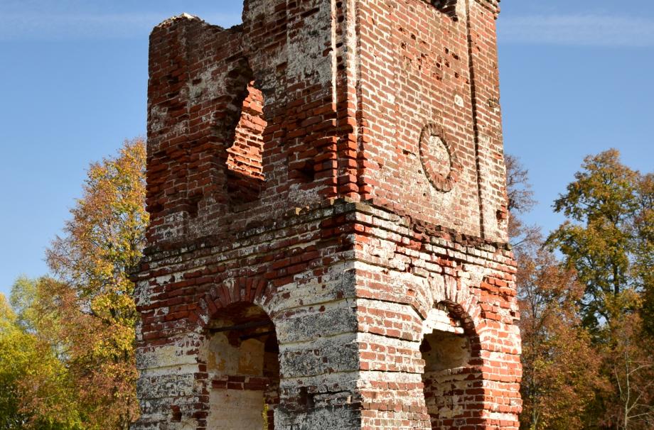 Руина колокольни. 2015. Фото В. Устюжанина