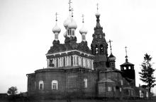 Каменная Введенская церковь (1904-1906) и деревянный Введенский храм (XVI век) в Котове.  1916. ИИМК (Публикуется впервые)
